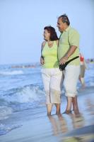 Heureux couple de personnes âgées sur la plage photo