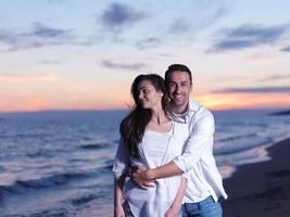 jeune couple sur la plage s'amuser photo