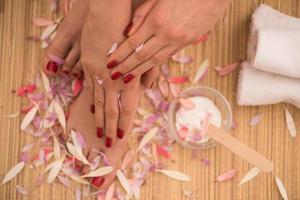 pieds et mains féminins au salon de spa photo