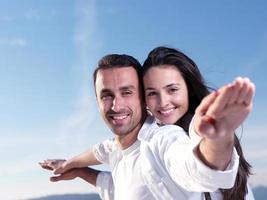 jeune couple sur la plage s'amuser photo