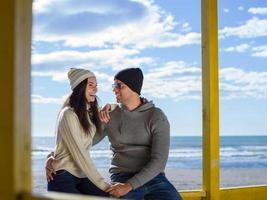 couple discutant et s'amusant au bar de la plage photo