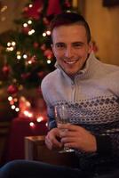 heureux jeune homme avec une coupe de champagne photo