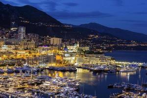 Vue sur le port de Monte Carlo à Monaco dans la soirée photo
