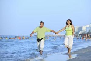 Heureux couple de personnes âgées sur la plage photo