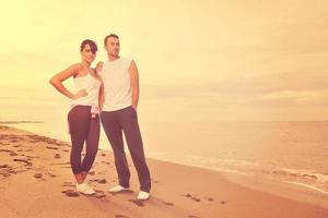 heureux jeune couple s'amuser sur la belle plage photo