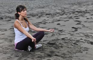 femme yoga plage photo