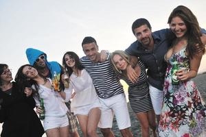 un groupe de jeunes profite d'une fête d'été à la plage photo