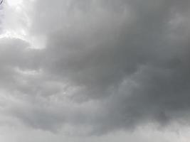 nuages de pluie et fond texturé de ciel noir. nuage noir, ciel sombre et nuages de mouvement avant la pluie. photo