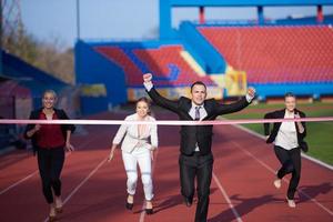 gens d'affaires courant sur une piste de course photo