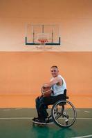 une photo d'un ancien combattant jouant au basket-ball dans une arène sportive moderne. le concept de sport pour les personnes handicapées