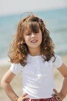 petit portrait d'enfant de sexe féminin sur la plage photo