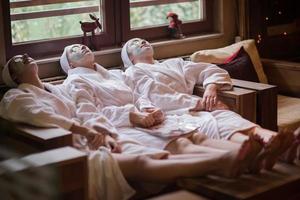 les femmes reçoivent un masque facial à l'argile au spa photo