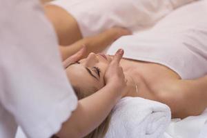 femme recevant un massage de la tête photo