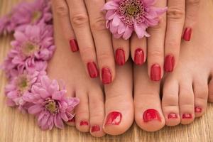 pieds et mains féminins au salon de spa photo