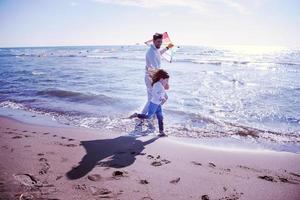 famille heureuse profitant de vacances pendant la journée d'automne photo