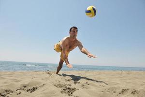Joueur de beach-volley masculin photo