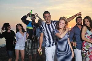 un groupe de jeunes profite d'une fête d'été à la plage photo