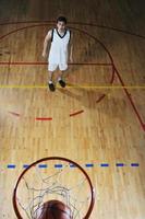 Joueur de basket-ball au hall de sport photo