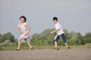 enfants jouant sur la plage photo