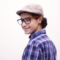 portrait d'un adolescent arabe à l'air intelligent avec des lunettes photo