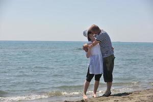 heureux jeune couple s'amuser sur la plage photo