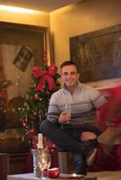 heureux jeune homme avec une coupe de champagne photo