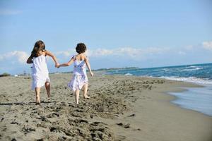 jolies petites filles courant sur la plage photo