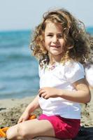 petit portrait d'enfant de sexe féminin sur la plage photo