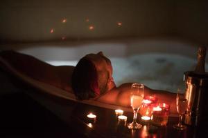 homme relaxant dans le jacuzzi photo