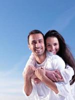 jeune couple sur la plage s'amuser photo