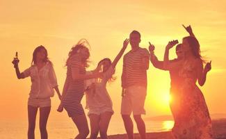 un groupe de jeunes profite d'une fête d'été à la plage photo