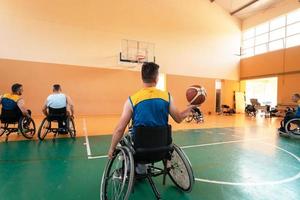 Anciens combattants handicapés de guerre mixtes et équipes de basket-ball d'âge en fauteuil roulant jouant un match d'entraînement dans une salle de sport. concept de réadaptation et d'inclusion des personnes handicapées photo