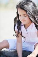 groupe d'enfants heureux jouant sur la plage photo