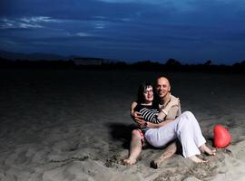 heureux jeune couple s'amuser sur la plage photo