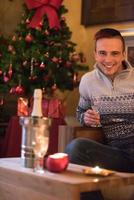 heureux jeune homme avec une coupe de champagne photo