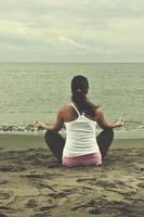 femme yoga plage photo