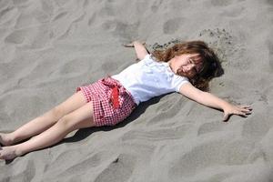 petit portrait d'enfant de sexe féminin sur la plage photo