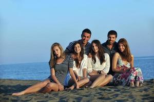 groupe de jeunes heureux s'amuser sur la plage photo