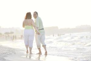 Heureux couple de personnes âgées sur la plage photo