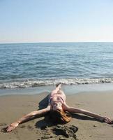 jeune femme se détendre sur la plage photo