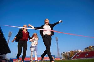 gens d'affaires courant sur une piste de course photo