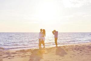 photographe prenant une photo sur la plage