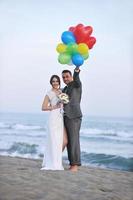 mariage romantique sur la plage au coucher du soleil photo