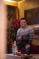 heureux jeune homme avec une coupe de champagne photo