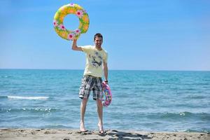 homme se détendre sur la plage photo