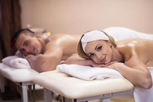 jeune couple allongé sur une table de massage photo