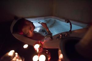 homme relaxant dans le jacuzzi photo