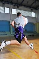 Joueur de basket-ball au hall de sport photo