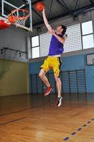 Joueur de basket-ball au hall de sport photo