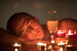 homme relaxant dans le jacuzzi photo